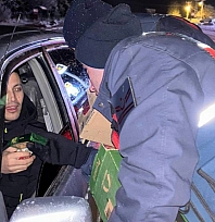 Malatya'da jandarma yolda mahsur kalanlara yiyecek dağıttı