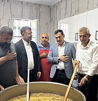 Malatya'da Karacaahmet Sultan Dergahı'nda Aşure lokması dağıtıldı