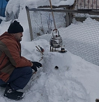 Malatya'da kardan soba yapan esnaf çay demledi