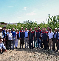 Malatya'da kayısı üreticilerine yönelik tarla okulu eğitimi başladı