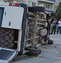 Malatya'da kaza: Minibüs yan yattı