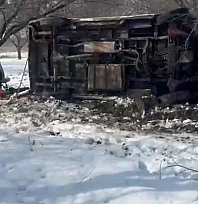 Malatya'da minibüs kayısı bahçesine uçtu