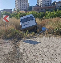 Malatya'da minibüs şarampole devrildi: 2 yaralı