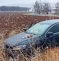 Malatya'da kaygan yolda savrulan otomobil tarlaya girdi: 4 yaralı