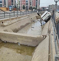 Malatya'da korkutan kaza: Pikap kanala uçtu