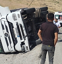 Malatya'da korkutan kaza: Yan yatan tırdan burnu dahi kanamadı