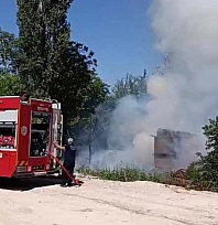 Malatya'da kuru otlar bir anda tutuştu! Evin bahçesinden yükselen alevler panik yarattı!