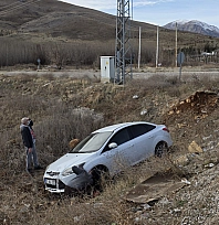 Malatya'da Korkutan Kaza: Otomobilin Şarampole Yuvarlandı