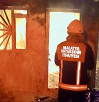 Malatya'da Korkutan Yangın: Baraka Alevlere Teslim Oldu