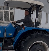 Malatya'da mahalleli traktörle kar mesaisinde