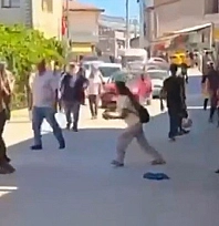 Malatya'da mevsimlik işçiler tekme tokat birbirine girdi! Çok sayıda yaralı var…