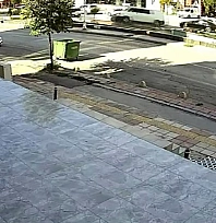 Malatya'da kaza anı kameralarda: Refüjü aşan minibüs dehşet saçtı