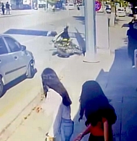 Malatya'da motosiklet kazası kamerada: Otomobil bir anda sağa döndü