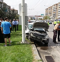 Malatya'da otomobil trambüs direğine çarptı: 4 yaralı