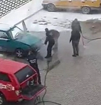 Malatya'da Park Halindeki Otomobil Alev Aldı: Yangın Büyümeden Söndürüldü