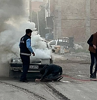Malatya'da pazar yerinde otomobil alev alev yandı