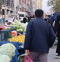 Malatya'da perşembe pazarında sebze fiyatları yüz güldürdü, meyve tezgâhları yine cep yaktı