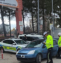 Malatya'da polisler okul önlerinde kuş uçurtmuyor