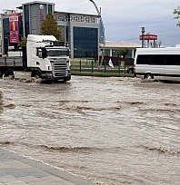 Malatya'da sağanak yağış hayatı felç etti: Çevre yolunda araçlar mahsur kaldı