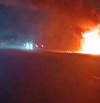 Malatya'da saman yüklü tır alevlere teslim oldu