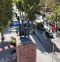 Malatya'da sıra dışı eylem: Heykele pantolon giydirmek istediler!