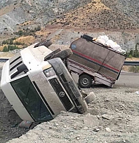 Malatya'da tünel çıkışında tarım işçilerini taşıyan minibüs devrildi