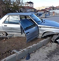 Malatya'da kaza: Otomobil refüje fırladı!