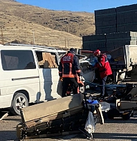 Malatya'da tır ile minibüs çarpıştı: 3 ölü