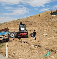 Malatya'da traktör şarampole devrildi: 2 Yaralı