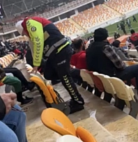Malatya'da Tribünde Yürek Isıtan An: Kendi Çoraplarını Giydirdi!