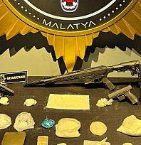 Malatya'da narkotik operasyonu: Kilolarca metamfetamin ve silah ele geçirildi