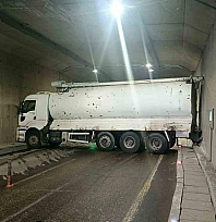 Erkenek Tüneli'nde tanker kazası! Yol ulaşıma kapandı