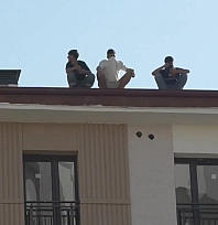 Malatya'da yine maaş krizi: 8 işçi çatıya çıktı!