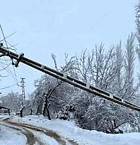 Malatya'da yoğun kar elektrik direğini yıktı, yol kapatıldı