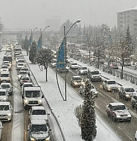 Malatya'da yoğun kar yağışı trafiği kilitledi