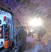 Malatya'da yolda mahsur kalan vatandaşları belediye ekipleri kurtardı