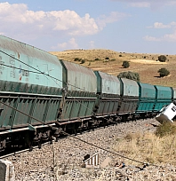 Malatya'da yük treni ile kamyonet çarpıştı