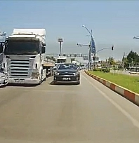 Malatya'da yürekleri ağza getiren kaza: Otomobil metrelerce sürüklendi…