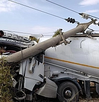 Malatya Elazığ yolunda tır elektrik direğine çarptı: 1 yaralı
