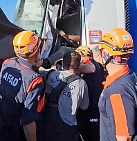 Malatya yolunda iki tır kafa kafaya çarpıştı: Kabinde sıkışan sürücü için ekipler seferber oldu