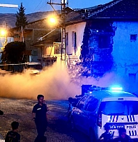 Malatya'da yürekler ağza geldi: Hafif hasarlı kerpiç ev yıkıldı
