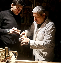 Malatyalı Mikail usta ahşabı sanata çeviriyor