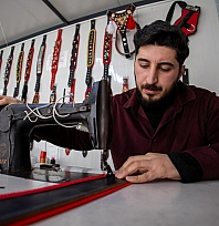 Malatyalı usta, el yapımı tasmalarıyla dünya pazarında