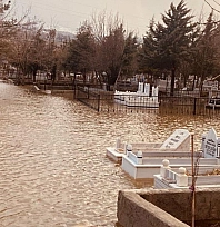 Mezarlık sular altında kaldı