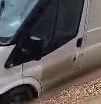 Minibüs çöken yolda mahsur kaldı