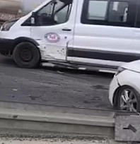 Minibüs ile otomobil çarpıştı: 2 yaralı