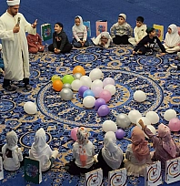 Minik öğrenciler camide üç ayları öğrendi