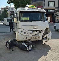Motosiklet ile şehir içi minibüs çarpıştı: 1 yaralı