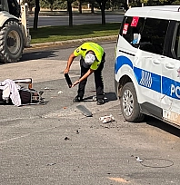 Motosiklet polis aracı ile çarpıştı: 2 yaralı