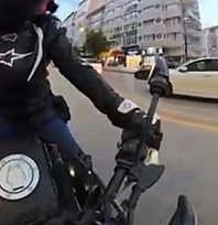 Motosiklet sürücüsü otomobile çarparak takla attı